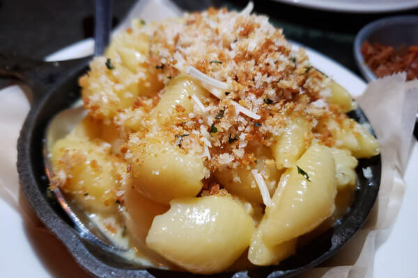 closeup photo of macaroni and cheese in a cast iron skillet